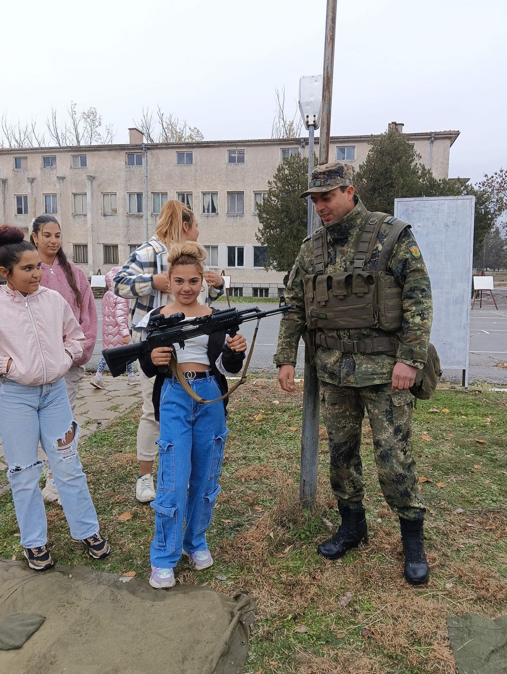 Учениците от 6 а, 6 б, 6 в и 6 г клас днес посетиха 42 механизиран батальон в с. Кабиле 11