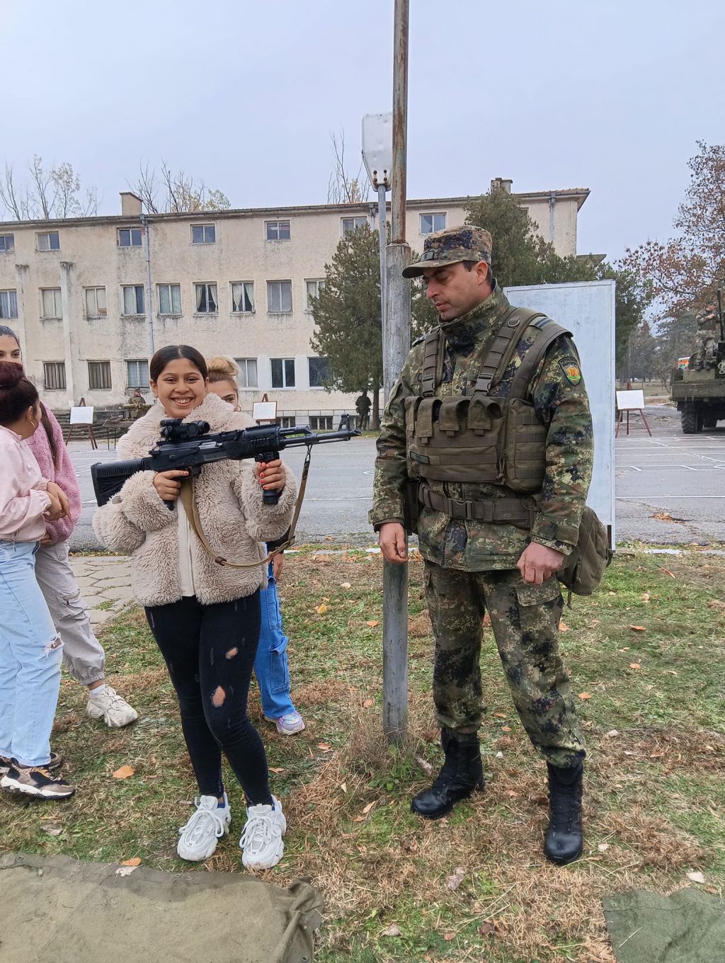 Учениците от 6 а, 6 б, 6 в и 6 г клас днес посетиха 42 механизиран батальон в с. Кабиле 14