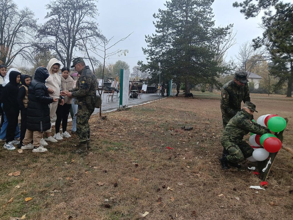 Учениците от 6 а, 6 б, 6 в и 6 г клас днес посетиха 42 механизиран батальон в с. Кабиле 17