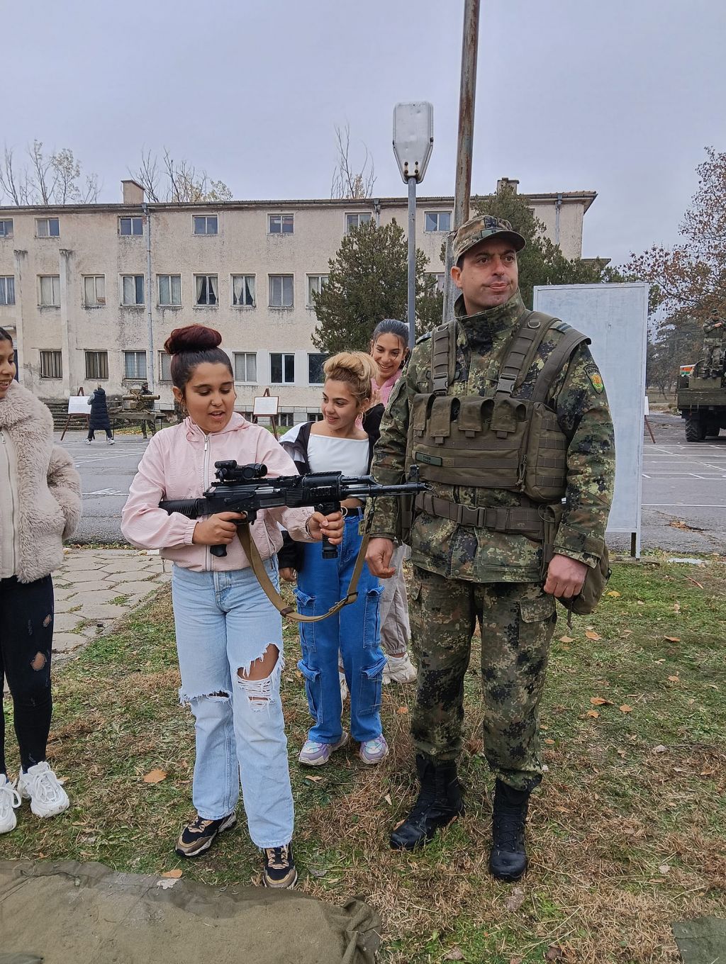 Учениците от 6 а, 6 б, 6 в и 6 г клас днес посетиха 42 механизиран батальон в с. Кабиле 18