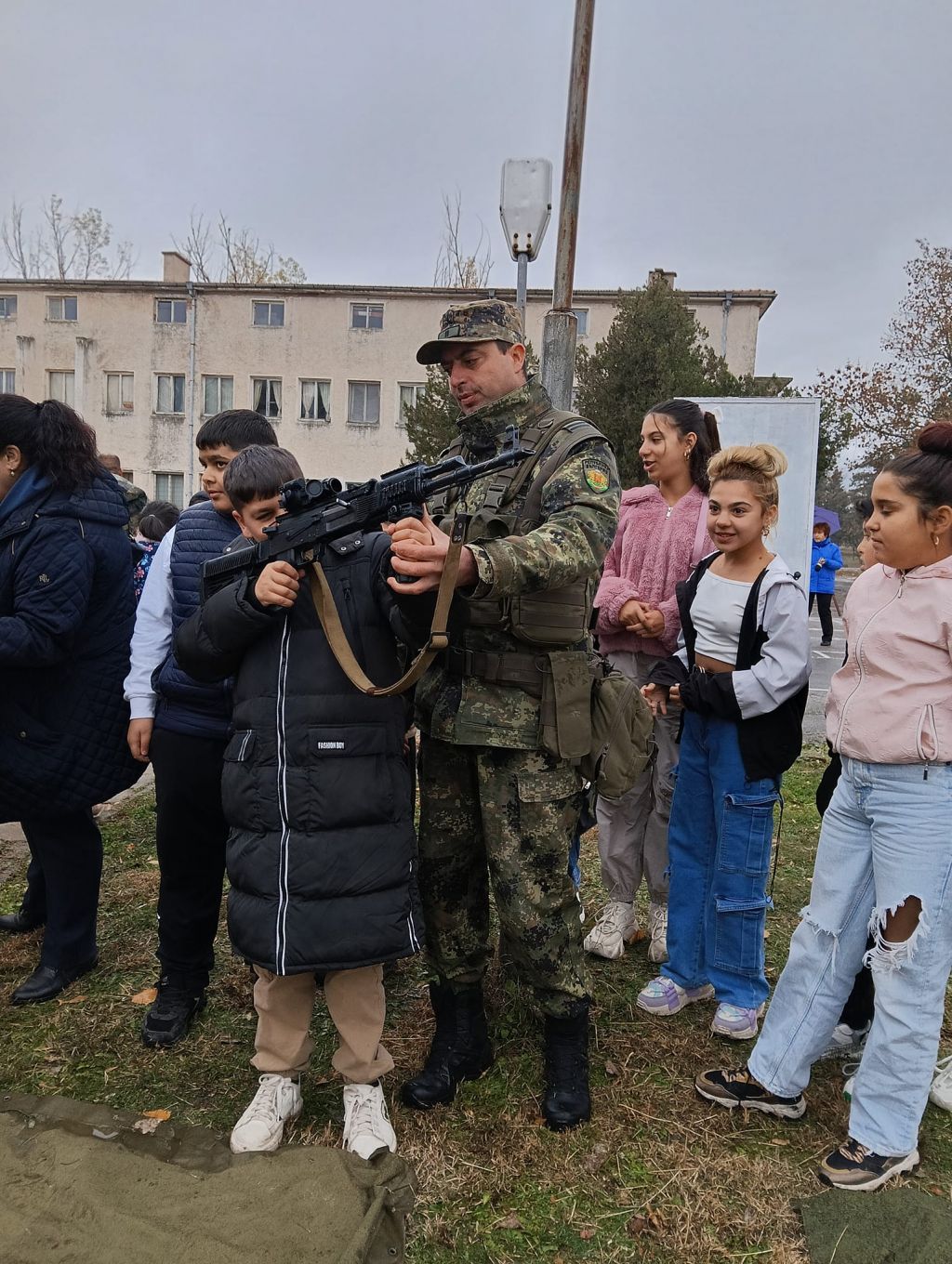 Учениците от 6 а, 6 б, 6 в и 6 г клас днес посетиха 42 механизиран батальон в с. Кабиле 3