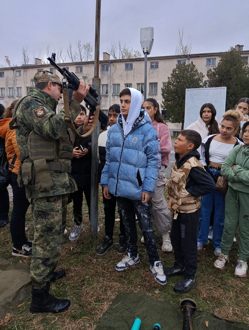 Учениците от 6 а, 6 б, 6 в и 6 г клас днес посетиха 42 механизиран батальон в с. Кабиле 4