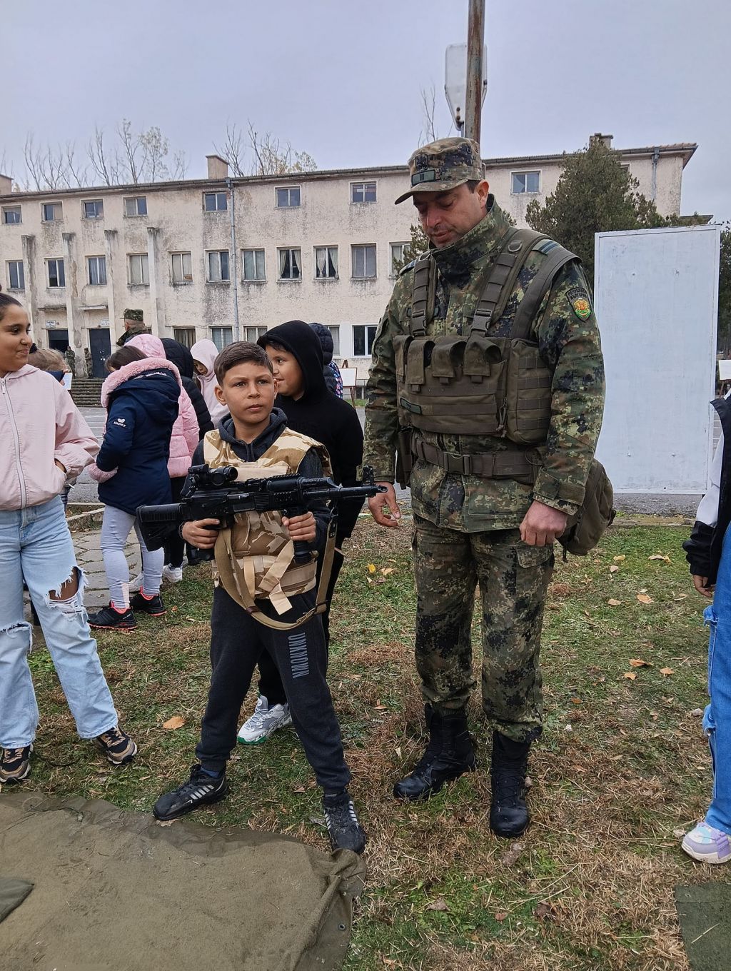 Учениците от 6 а, 6 б, 6 в и 6 г клас днес посетиха 42 механизиран батальон в с. Кабиле 5