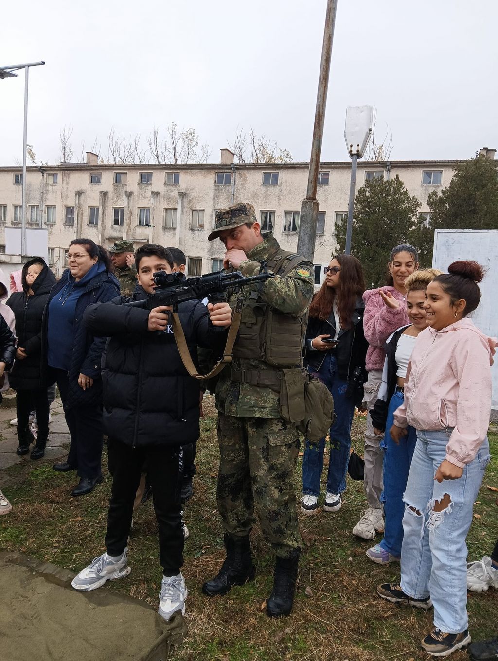 Учениците от 6 а, 6 б, 6 в и 6 г клас днес посетиха 42 механизиран батальон в с. Кабиле 6