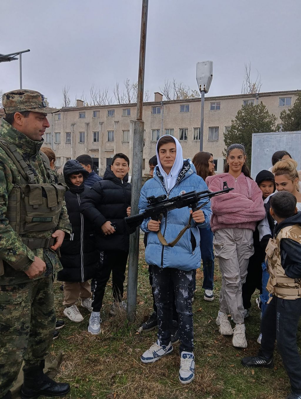 Учениците от 6 а, 6 б, 6 в и 6 г клас днес посетиха 42 механизиран батальон в с. Кабиле 8