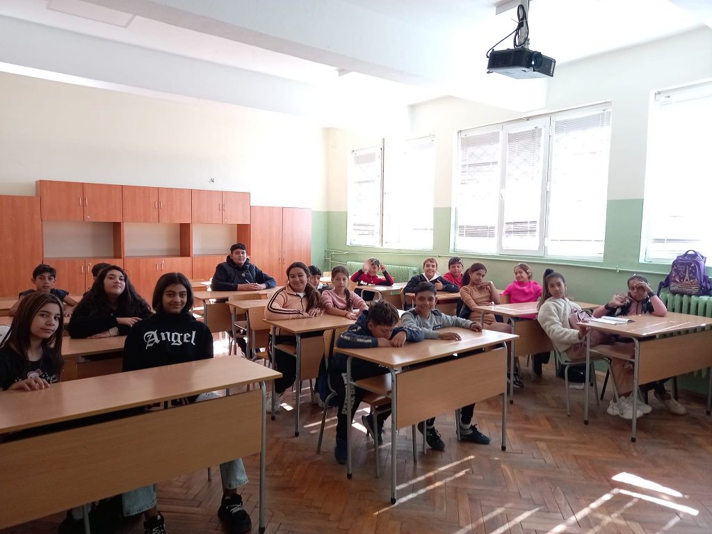В Часа на класа в навечерието на Деня на народните будители учениците от 5 "б" клас си припомниха безсмъртното дело на първоучителите и възрожденците - ОбУ Доктор Петър Берон - Ямбол