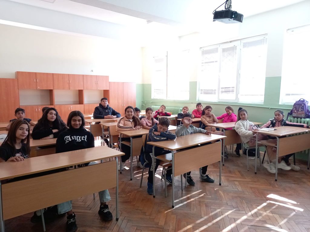 В Часа на класа в навечерието на Деня на народните будители учениците от 5 "б" клас си припомниха безсмъртното дело на първоучителите и възрожденците 4