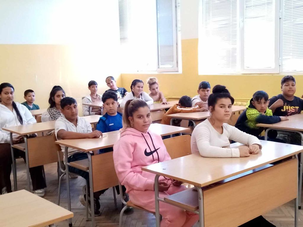 В навечерието на 1ноември - Деня на народните будители, учениците от 6."б" клас в Часа на класа си припомниха изучени художествени творби и ги свързаха с техните автори 3