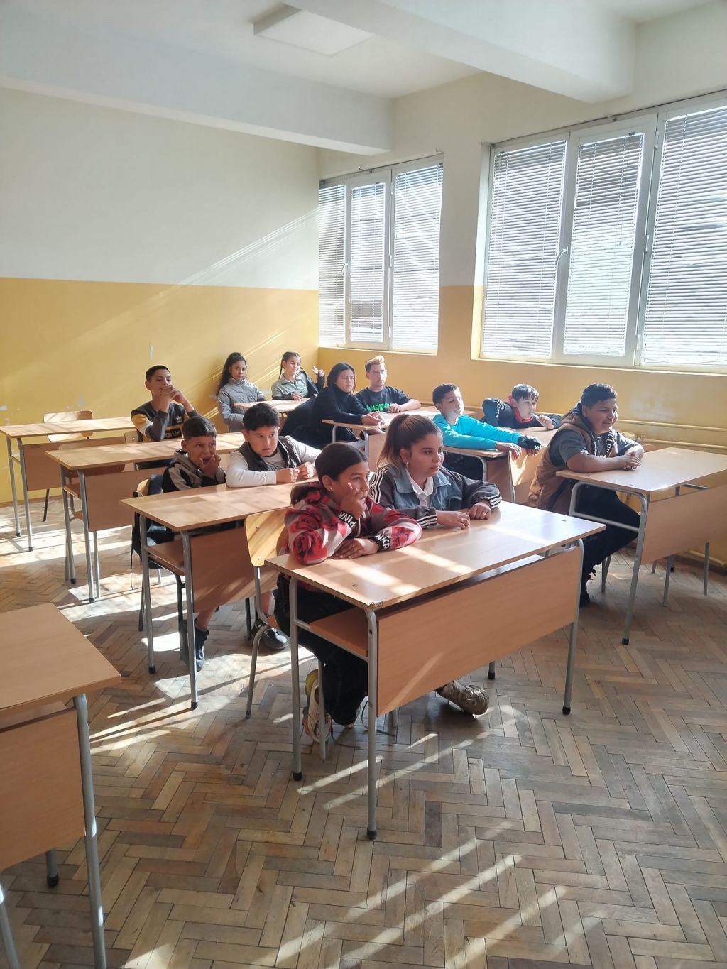 По повод Европейския ден на Здравословното хранене учениците от 6.б клас се запознаха с полезните и вредните храни, които консумират всеки ден 5