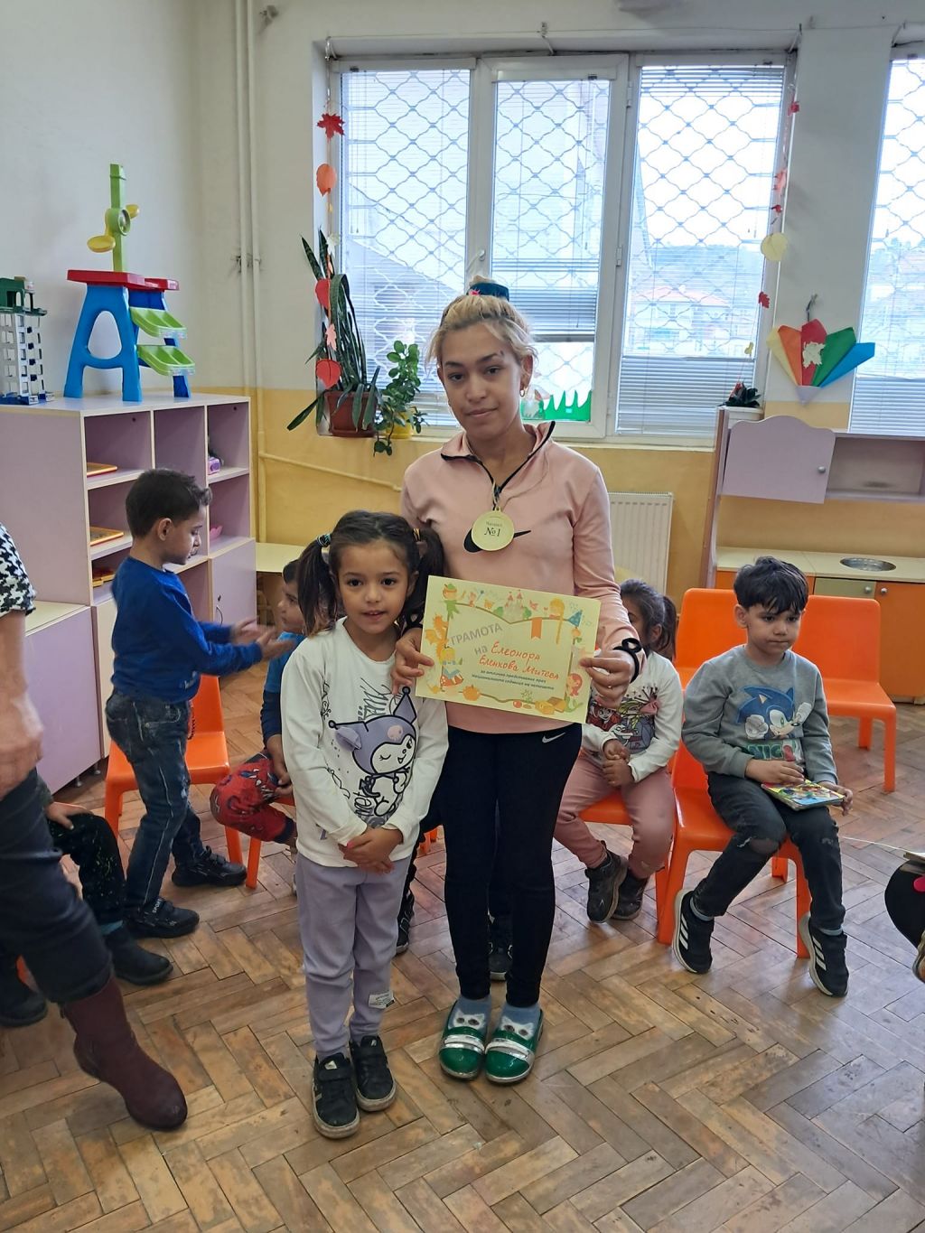 Четвърта "а" възрастова група отбелязахме деня на четенето заедно с нашите майки и децата от трети "б" клас 10