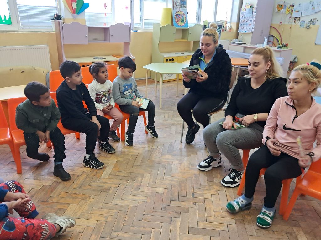 Четвърта "а" възрастова група отбелязахме деня на четенето заедно с нашите майки и децата от трети "б" клас 11
