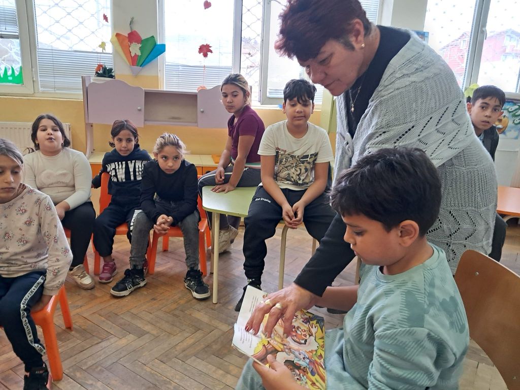 Четвърта "а" възрастова група отбелязахме деня на четенето заедно с нашите майки и децата от трети "б" клас 14