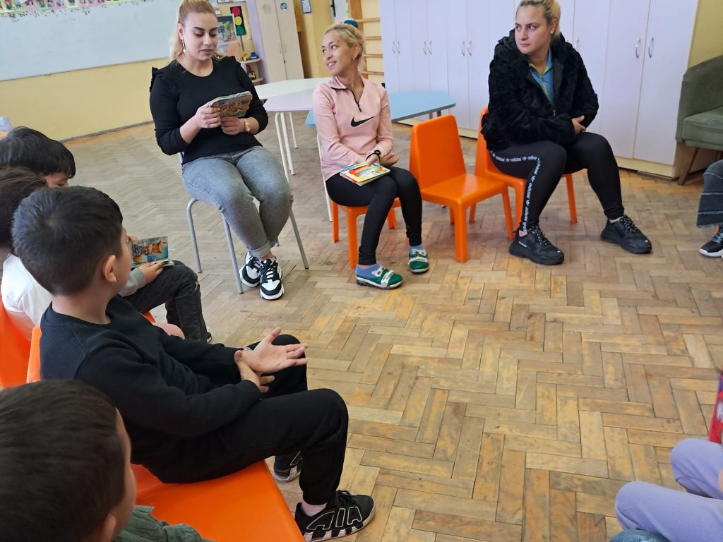 Четвърта "а" възрастова група отбелязахме деня на четенето заедно с нашите майки и децата от трети "б" клас 2