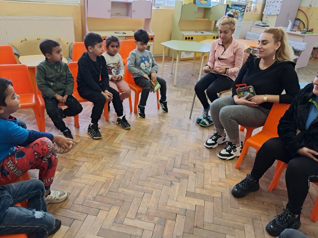 Четвърта "а" възрастова група отбелязахме деня на четенето заедно с нашите майки и децата от трети "б" клас 5