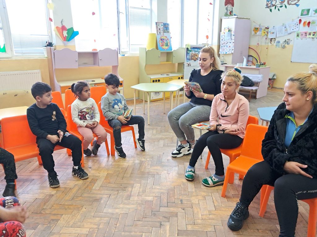 Четвърта "а" възрастова група отбелязахме деня на четенето заедно с нашите майки и децата от трети "б" клас 8