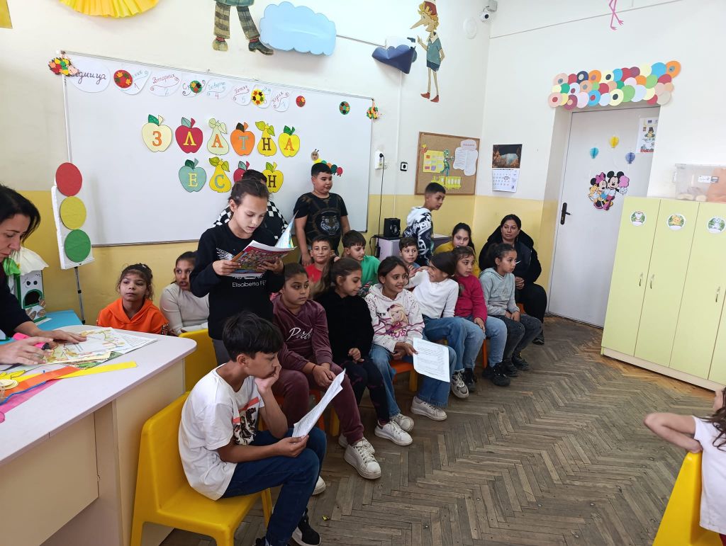 В Деня на четенето учениците от 3 "а" клас посетиха училищната библиотека и се потопиха в необятния свят на книгите. 4