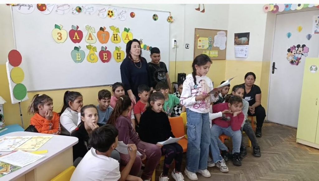 В Деня на четенето учениците от 3 "а" клас посетиха училищната библиотека и се потопиха в необятния свят на книгите. 5