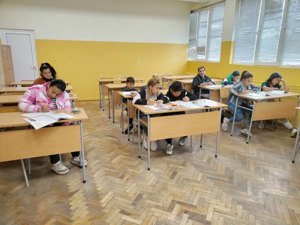 В часа по български език и литература учениците от 6.б клас проведоха Маратон на четенето във връзка с Деня на четенето 8