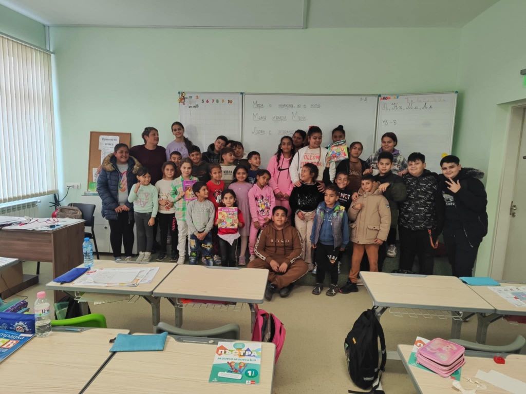Книгата е " прозорец към света" и в деня на четенето 15. 11 учениците от 5а и 1а класове надникнаха през прозореца на вълшебствата. - ОбУ Доктор Петър Берон - Ямбол