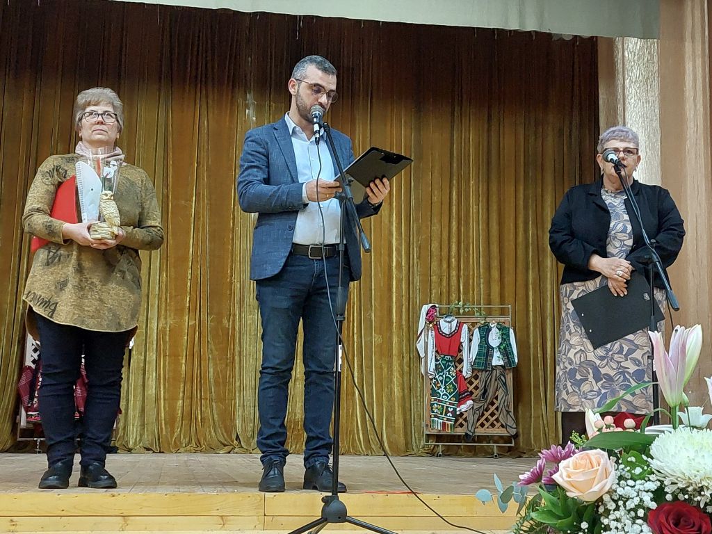 Сърдечен празничен поздрав за патронния празник на ОбУ Васил Левски с. Тенево 10